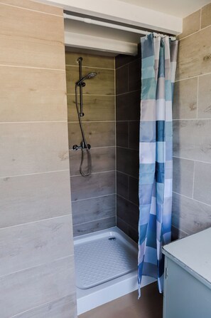 Dusche, Handtücher, Shampoo