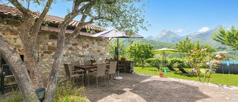 Standard-talo, useita makuuhuoneita, vuorten lähellä (Casa Sant'Anna - In Garfagnana) | Ulkoruokailutilat