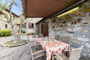 Standardhus - flere soveværelser - ved bjerg (Casa Sant'Anna - In Garfagnana) | Udendørs spisemuligheder