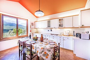 Fridge, microwave, oven, stovetop - Casa Sant'anna - In Garfagnana (Minucciano)