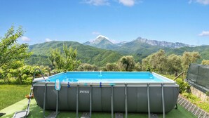 Piscina fuori terra INTEK con vista sulle montagne sullo sfondo.