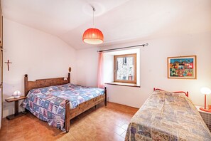 Standardhus - flere soveværelser - ved bjerg (Casa Sant'Anna - In Garfagnana) | 2 soveværelser, strygejern/strygebræt, gratis Wi-Fi, sengetøj