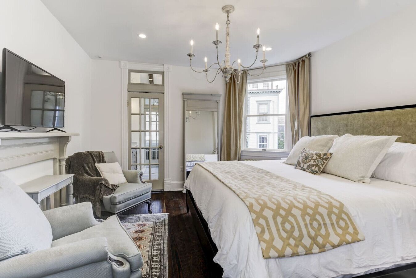 4 bedrooms, desk, iron/ironing board, WiFi