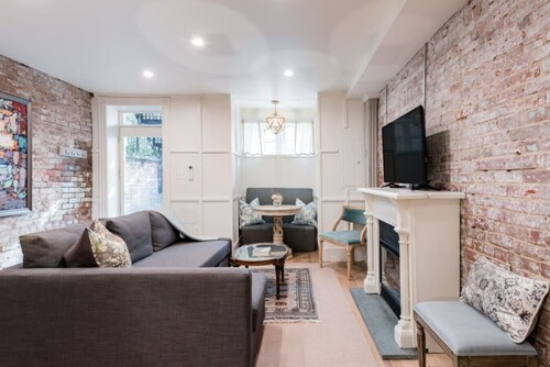 Historic 2BR -- 2 blocks to Capitol, Metro + free parking