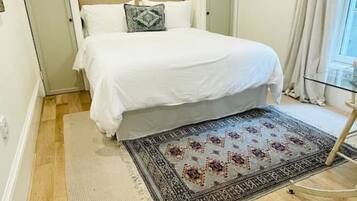 2 bedrooms, desk, iron/ironing board, WiFi