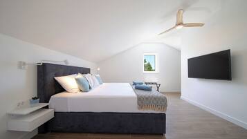3 bedrooms, in-room safe, iron/ironing board, WiFi