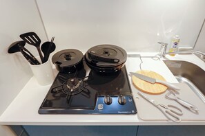 Refrigerador con congelador, microondas y parrilla de estufa