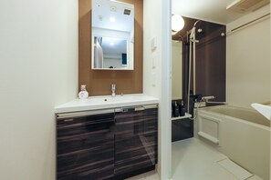 Separate bathtub and shower, hair dryer, towels, toilet paper - Seaside tamachi by Tranova (Tokyo)