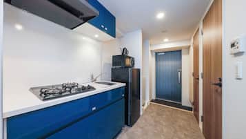 Basic Apartment, Non Smoking, Kitchen (A-1) | Dapur peribadi | Peti sejuk/penyejuk beku saiz penuh, ketuhar gelombang mikro, dapur