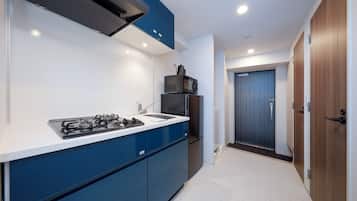 Full-size fridge, microwave, stovetop, cookware/dishes/utensils