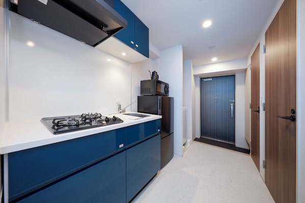Full-sized fridge, microwave, stovetop, cookware/dishes/utensils