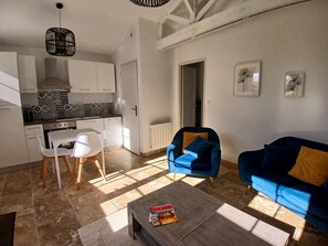 Living area - Louise: 2 Pièces 45 m2 en Duplex (Cricquebœuf)