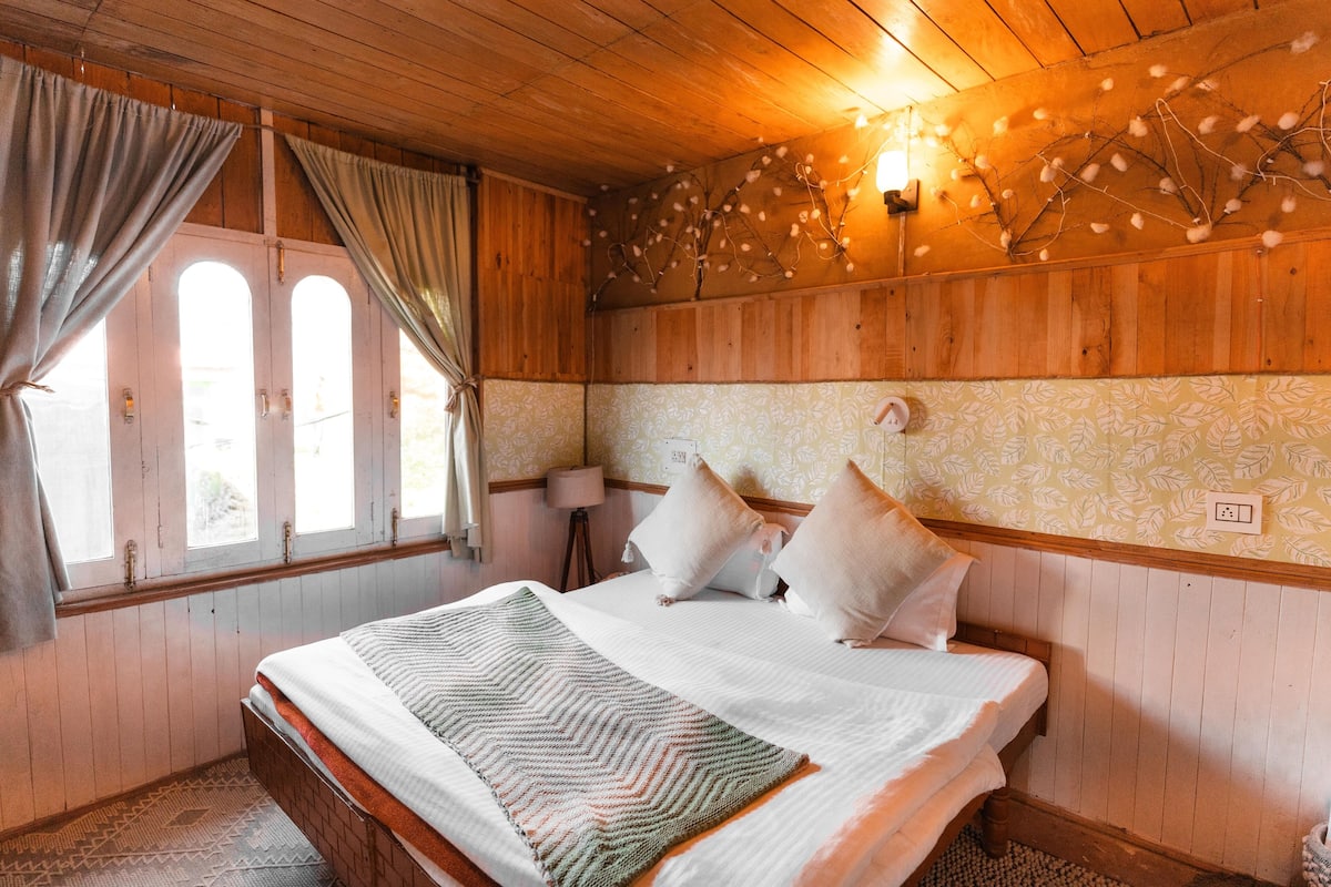 Standard Room | Laptop workspace, free WiFi, bed sheets