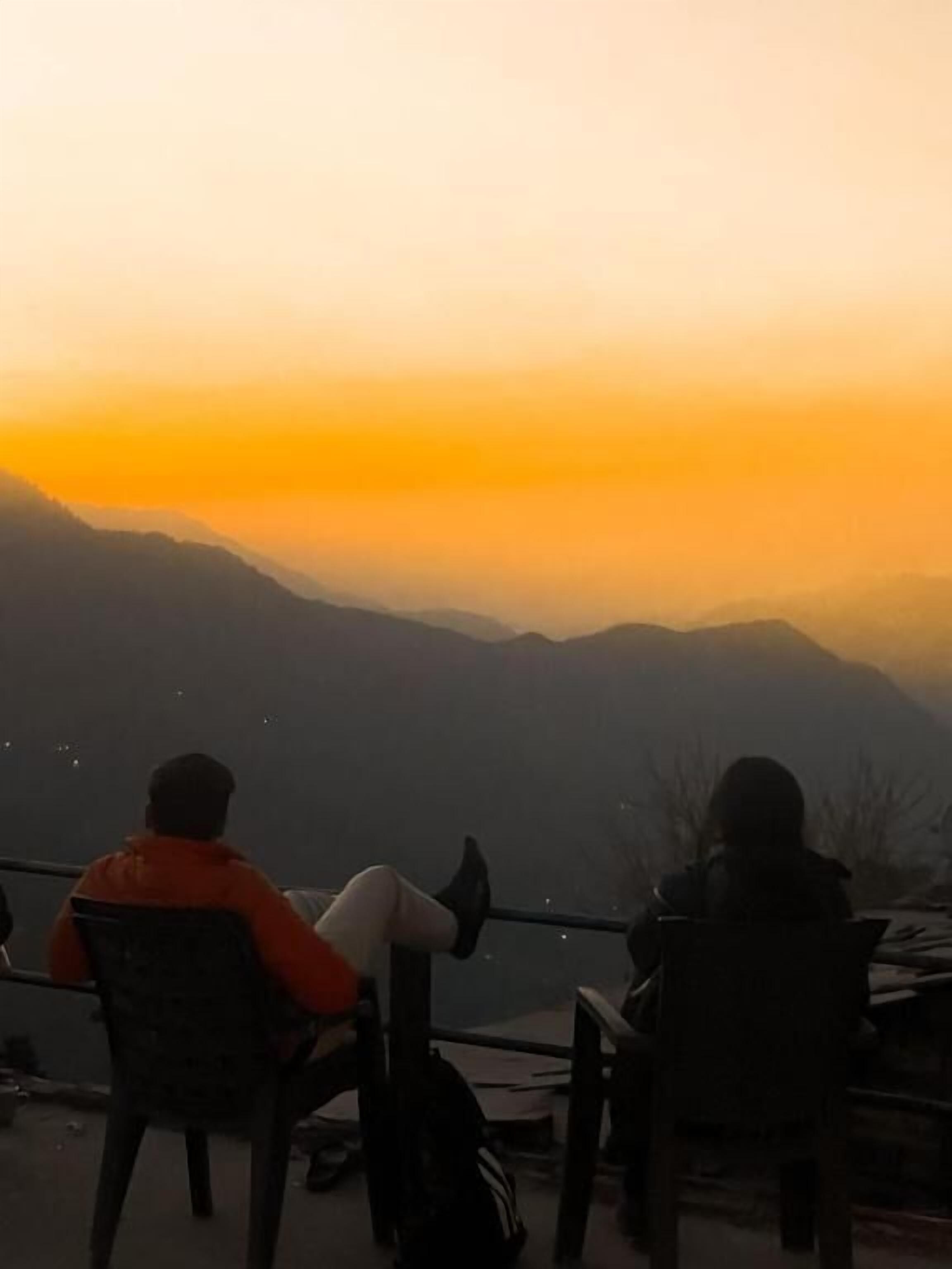 Vista de un paisaje montañoso durante el atardecer.