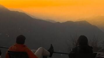 Vista de un paisaje montañoso durante el atardecer.