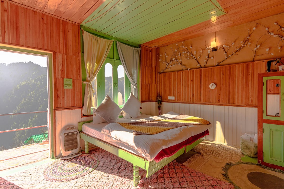 Deluxe Room | Laptop workspace, free WiFi, bed sheets