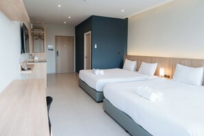 Family Quadruple Room | Laptop workspace, free WiFi - The Way Hotel Banpong (Ban Pong)