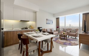 Sala de estar moderna com área de jantar, cozinha e uma grande janela com vista para a cidade.
