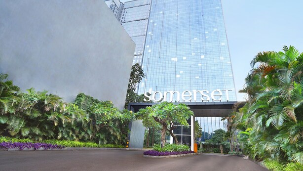 Un edifici modern amb façana de vidre i un rètol que diu "somerset".