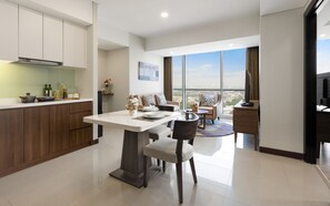 Une cuisine moderne avec un coin repas, de grandes fenêtres et une vue sur la ville.