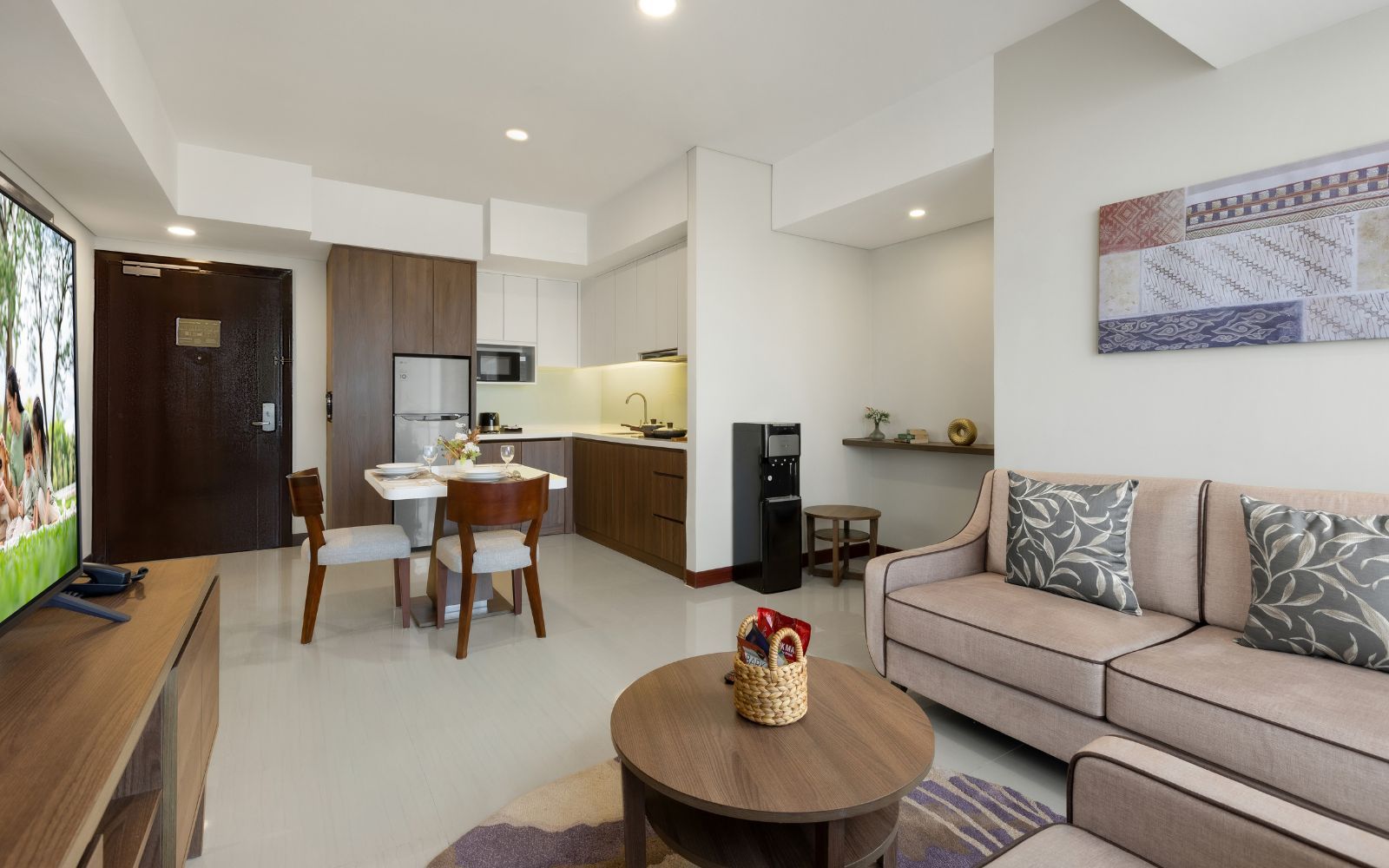 Una sala moderna con sofá, mesa de centro y comedor con mesa y sillas.