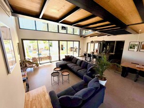 Smart TV, foosball - Magnifique Loft, 300m2, 6 Chambres, Avec Piscine et spa (Magalas)