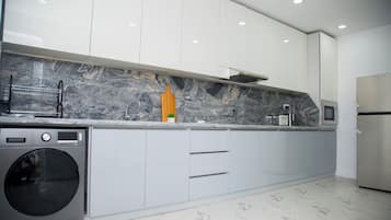 MiVi- Midtown Victoria Island 2.0 | Private kitchen | Fridge, microwave, oven, stovetop