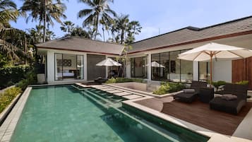 Piscine extérieure, parasols de plage, chaises longues