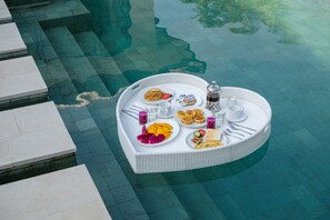 Outdoor pool, pool umbrellas, sun loungers