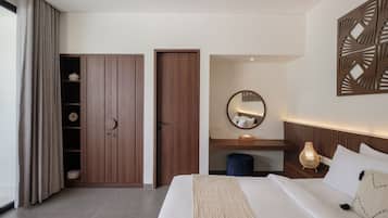 4 kamar tidur, brankas, meja kerja, dan ruang kerja ramah laptop