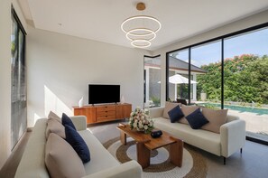 40-inch Smart TV with digital channels, Netflix, streaming services - Villa Jenggala by GORO (Ubud)