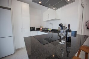 Kühlschrank, Mikrowelle, Herdplatte, Wasserkocher mit Kaffee-/Teezubehör