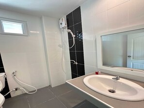 Standard Double Room | Bathroom | Shower, towels, shampoo, toilet paper - OYO 75492 Carpe Diem Homestay (Karon)