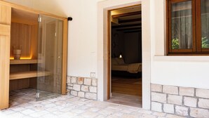 A room with a stone wall, a wooden door, and a window. - Wine & Resort Le Vigne al Castello (Andria)
