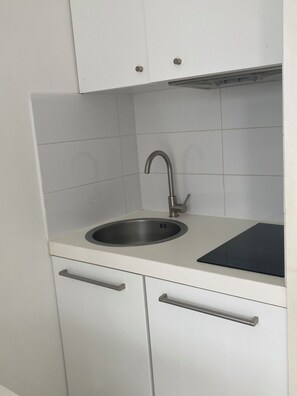 Frigorífico, microondas, placa de cocina y lavavajillas