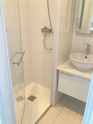 Hair dryer, toilet paper - APARTMENT IN RESIDENCE WITH POOL SEA VIEW DIRECT BEACH (Saint-Cyprien)