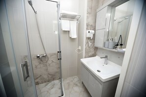 Quarto standard, vista para o pátio | Banheiro | Chuveiro, chuveiro com efeito de chuva, produtos de toalete grátis 