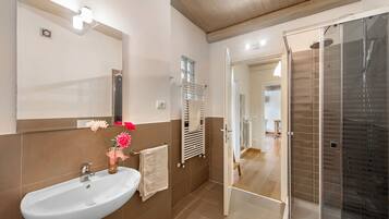 Residenza familiare, camere multiple (Trekking Home La Via degli Dei) | Bagno | Doccia, asciugacapelli, bidet, asciugamani