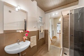 Douche, sèche-cheveux, bidet, serviettes fournies