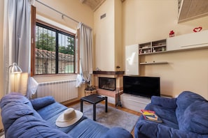 Familien-Stadtwohnung, 2 Schlafzimmer (Cozy Trekking Home La Via degli Dei) | Wohnbereich | 21-Zoll-Flachbildfernseher mit Digitalempfang, Kamin