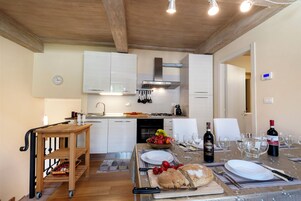 Casa geminada família, 2 quartos, lareira (La Via degli Dei Base Trekking Home) | Cozinha privada | Máquina de café expresso