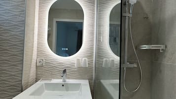 Een douche, een haardroger, handdoeken, zeep