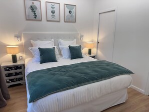 3 habitaciones, tabla de planchar con plancha y cuna de viaje
