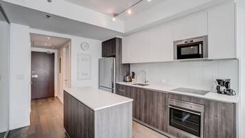 Réfrigérateur, micro-ondes, four, plaque de cuisson