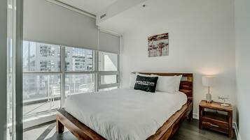 2 habitaciones, tabla de planchar con plancha y cuna de viaje