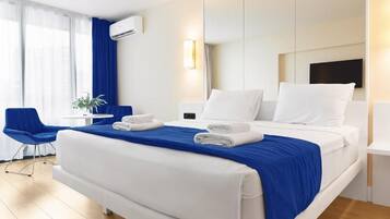 Studio, merinäköala | Työpöytä, kannettavalle tietokoneelle sopiva työtila, äänieristys