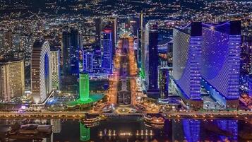 Majoituspaikan julkisivu illalla/yöllä