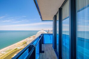 On the beach, black sand, 10 beach bars - ORBI CITY - Sea View Aparthotel in Batumi (Batumi)