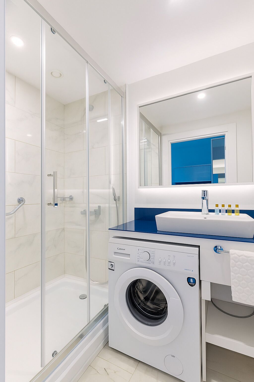 Suihku, ilmaiset hygieniatuotteet, hiustenkuivaaja, tohvelit