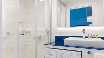 Suihku, ilmaiset hygieniatuotteet, hiustenkuivaaja, tohvelit